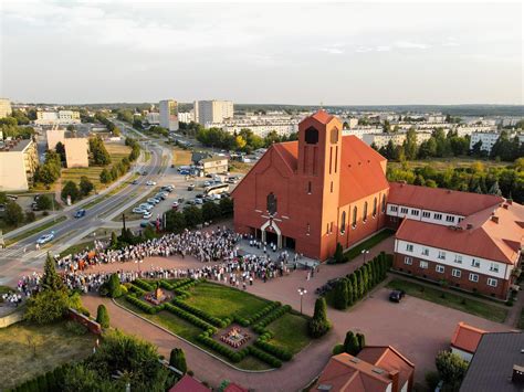 Aktualne zdjęcie kościoła Bożego Ciała w Tucholi, prezentujące jego architekturę