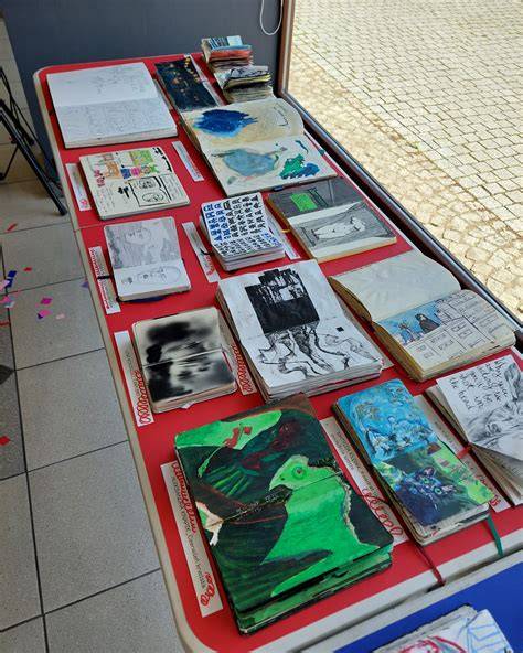 Szkic scenki z udziałem manekinów przedstawiających służby ratownicze