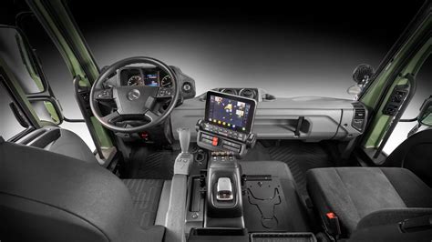 Wnętrze kabiny kierowcy pojazdu MAN z widocznymi wskaźnikami i elementami sterowania