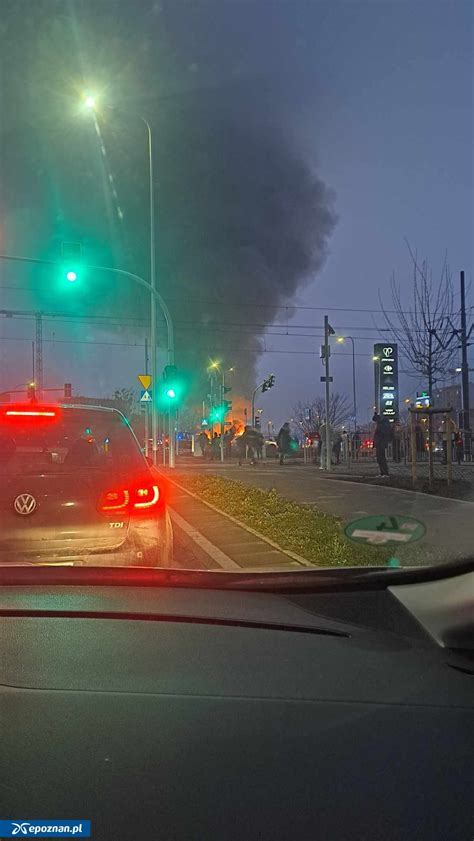 Zdjęcie przedstawiające gęsty dym i płomienie unoszące się z rozlewni gazów technicznych w Bydgoszczy przy ul. Toruńskiej