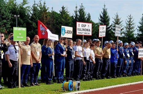 zdjęcie z otwarcia zawodów OSP w Kalwarii Zebrzydowskiej z pocztem flagowym i VIP-ami