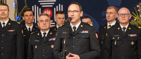 Portret oficera Państwowej Straży Pożarnej w mundurze