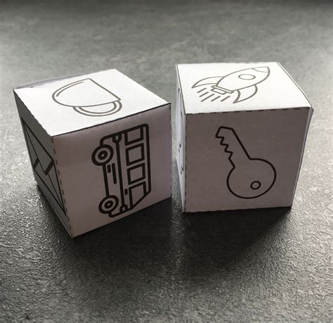Porównanie rozmiarów kostek Story Cubes klasycznych i MAX