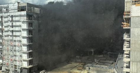 Kłęby dymu unoszące się nad Poznaniem w wyniku pożaru pociągu.