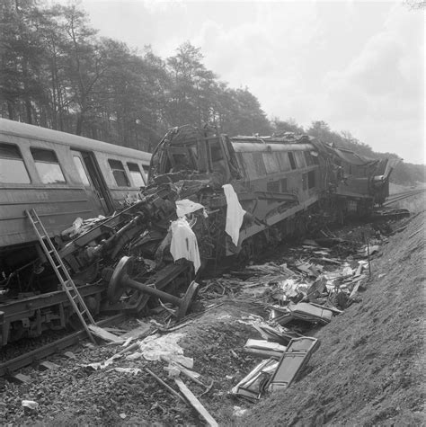 Uszkodzony wagon pociągu osobowego po pożarze.