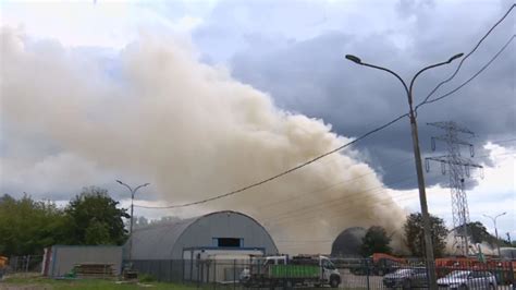 kłęby dymu unoszące się nad stacją kolejową