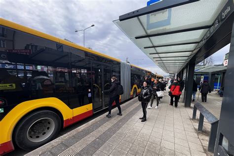 autobusy czekające na kibiców w pobliżu stacji kolejowej