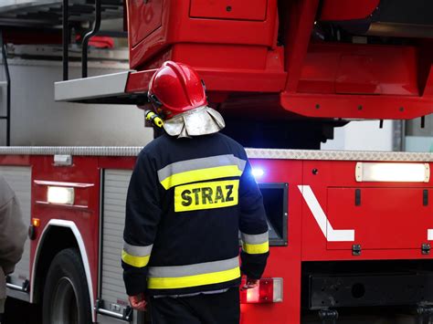 Strażak ciągnący manekin ofiary do tyłu