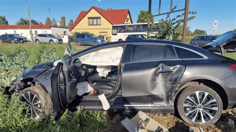 spalony samochód, słup czarnego dymu, wypadek na drodze