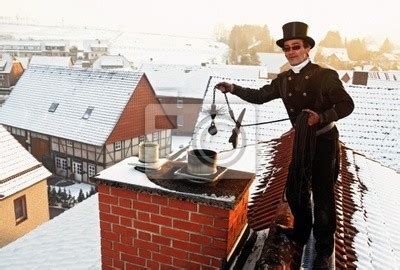 Kominiarz na dachu z narzędziami pracy