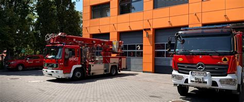 Dzieci oglądające wozy strażackie podczas dnia otwartej strażnicy