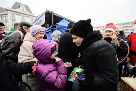 strażacy dzielący się opłatkiem podczas spotkania wigilijnego