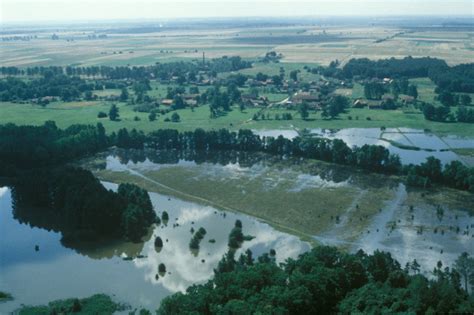 Zdjęcie przedstawiające tereny zalewowe Wisły i Koprzywianki lub historyczne zdjęcie powodzi