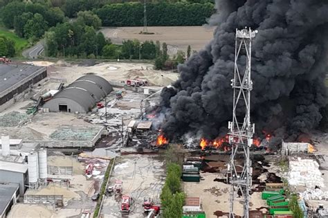Zdjęcie dużego pożaru na składowisku odpadów, widoczne dym i płomienie