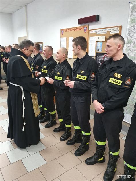 Kapelan strażaków podczas kazania w kościele