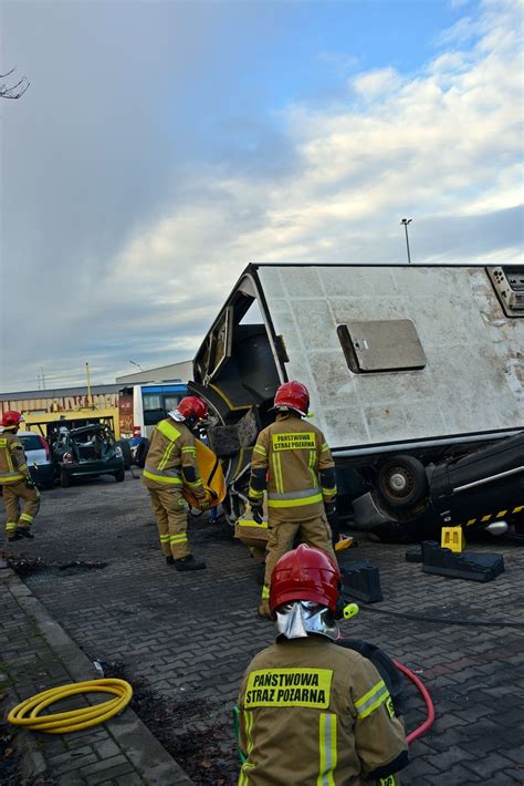 Ćwiczenia ratownictwa technicznego Ochotniczej Straży Pożarnej w Cedrach Wielkich