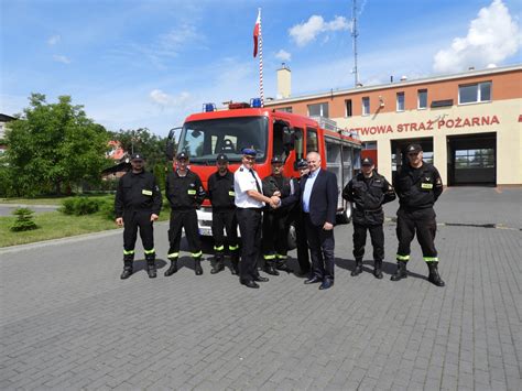 Wyremontowana przestrzeń przed remizą OSP Cedry Wielkich