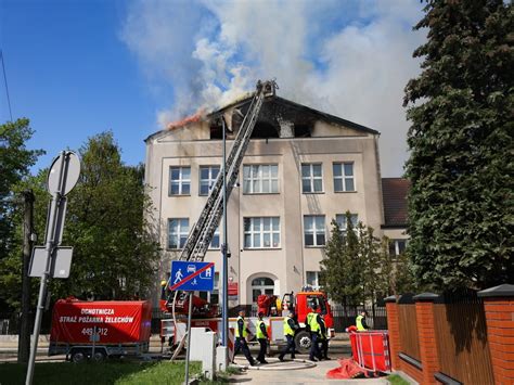 Zdjęcie słupa czarnego dymu unoszącego się z dachu liceum w Grodzisku Mazowieckim