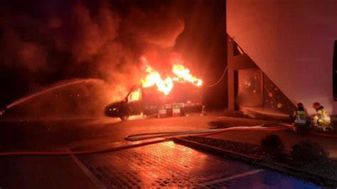 Zgromadzenie jednostek straży pożarnej przy nocnej akcji gaśniczej