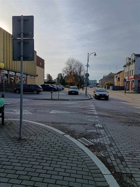 Wizualizacja dachu wozu strażackiego z zaznaczoną sygnalizacją świetlną (syreną) i drabiną.