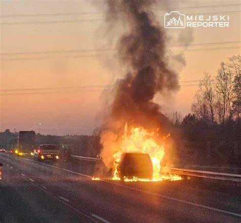 zdjęcie płonącego samochodu na autostradzie A2