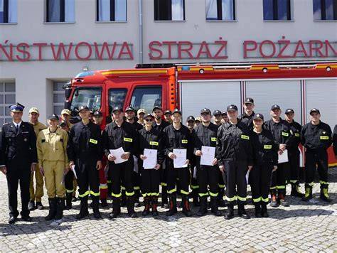 Strażacy Ochotnicy w mundurach historycznych podczas zawodów