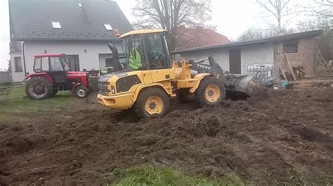 Koparka wspomagająca wyciąganie konia z błota w Witowie