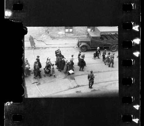 Zdjęcie historyczne ukazujące wyjście bojowców z kanałów podczas Powstania w Getcie Warszawskim