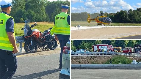 Zdjęcie z miejsca wypadku motocykla i samochodu, służby ratunkowe