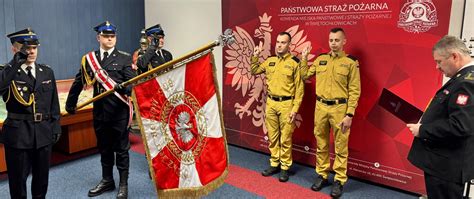 Portret nadbrygadiera Państwowej Straży Pożarnej w mundurze galowym