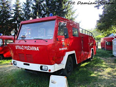 zdjęcie historyczne armatki wodnej Steyr RWD 7500 w barwach milicyjnych oraz jako wóz strażacki
