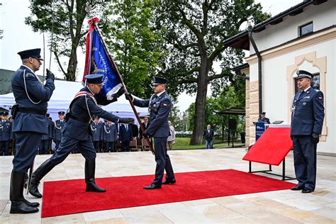 Zdjecie korowodu ze sztandarami, w tym sztandarem strażackim