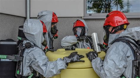 Zdjęcie strażaków zabezpieczających miejsce wycieku substancji chemicznej w strefie przemysłowej