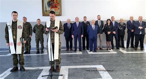 Zdjęcie z uroczystości przekazania czeków dla OSP