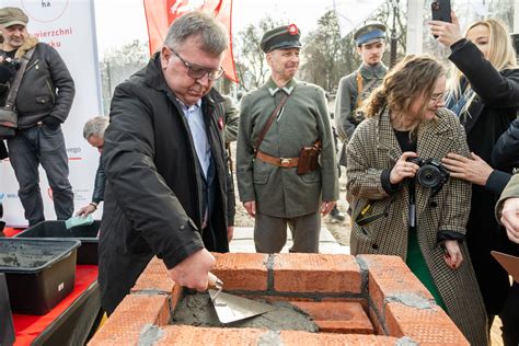 historyczna fotografia kamienia węgielnego z widocznymi rytuałami
