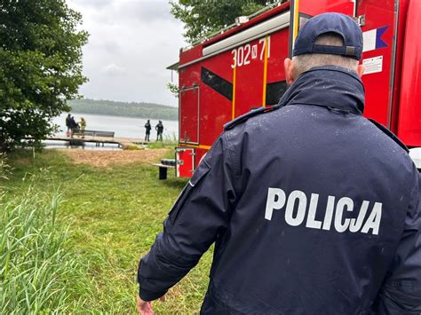 Służby ratunkowe na jeziorze Ośno w trakcie akcji poszukiwawczej, nurkowie i łodzie