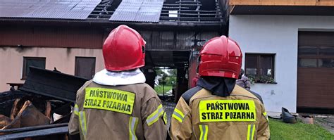 Zdjęcie strażaków przy pożarze zabudowań gospodarczych