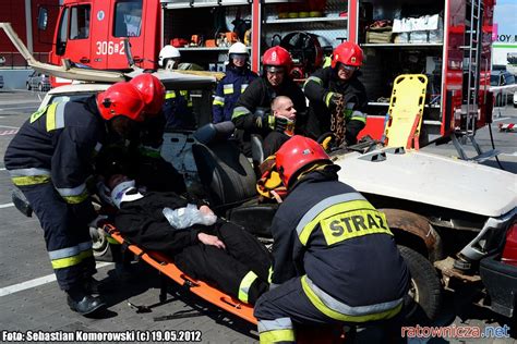 pokaz ratownictwa technicznego podczas festynu strażackiego