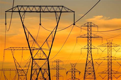 Infografika: Rodzaje skrzyżowań linii energetycznych i kolejowych