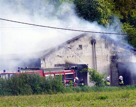 Zdjęcie poglądowe zniszczonej chlewni po pożarze