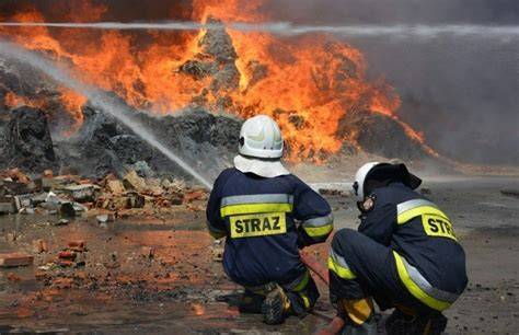 Zdjęcie poglądowe strażaków w trakcie gaszenia pożaru obiektu inwentarskiego