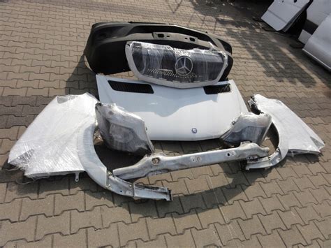 spalony przód busa Mercedes Sprinter po pożarze