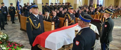 Zdjęcie strażaków OSP w galowych mundurach w kościele