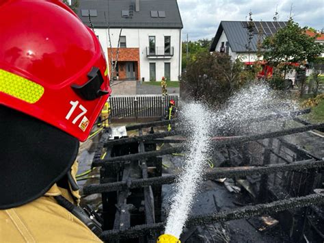 Zdjęcie uszkodzonej w wyniku wybuchu butli gazowej ściany budynku mieszkalnego.