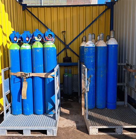 Infografika przedstawiająca zasady bezpiecznego przechowywania butli gazowych w domu i na zewnątrz.