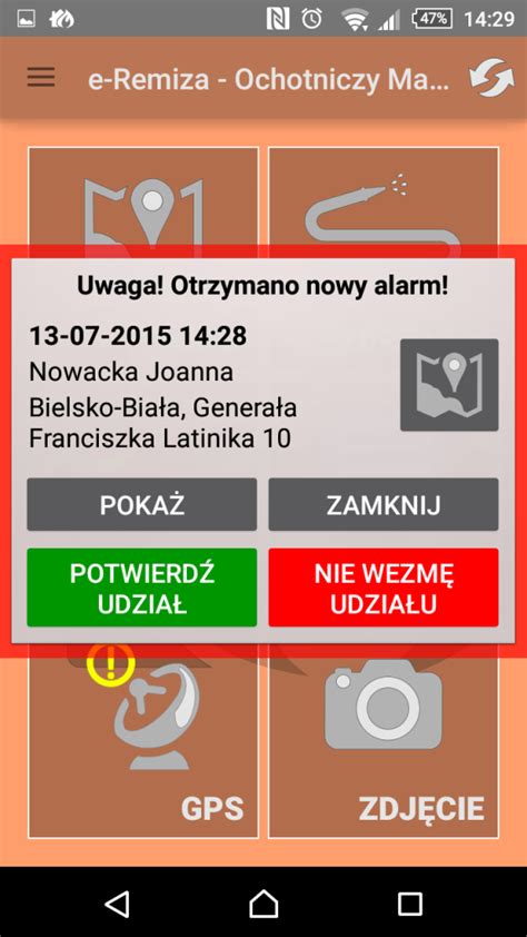 Interfejs aplikacji e-Remiza na tablecie lub smartfonie, prezentujący mapę i opcje alarmowania.