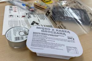 ilustracja przedstawiająca historyczne racje żywnościowe lub zdjęcie żołnierzy podczas posiłku