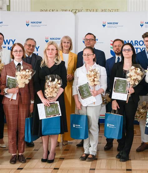 Zdjęcie przedstawiające druha Tomasza Iskierkę lub dh Karolinę Iskierkę podczas wręczania nagród w konkursie kronik