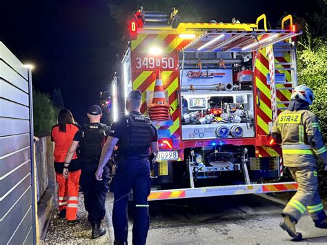 Miejsce pożaru z dużą liczbą służb ratunkowych i policji