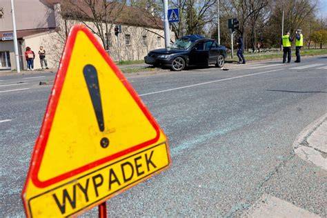 Zdjęcie miejsca wypadku drogowego w Gorzowie Wielkopolskim z widocznymi służbami ratunkowymi